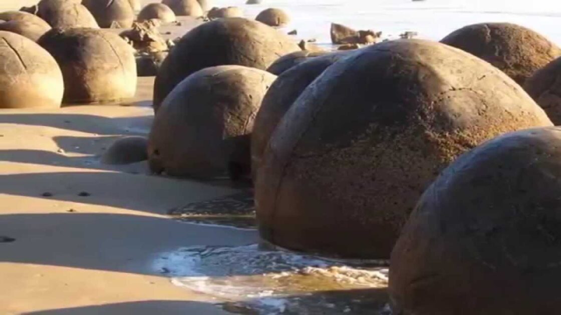 海岸沿いに並ぶ不思議な球体「モエラキ・ボルダーズ」