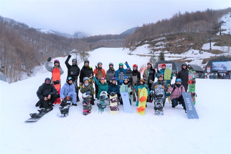 雪山での子供スノーボードデビューをプロの選手がサポート