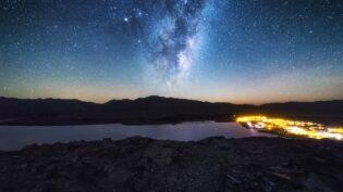 星空と青い湖「テカポ湖」